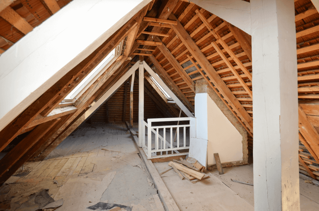Dachboden mit Holzbalkendecke